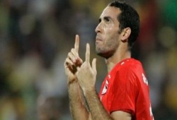 أموال "أبو تريكة" تتصدر عناوين صحف الانقلاب