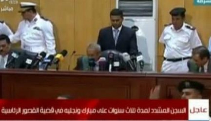 لامتصاص غضب الشعب .. قضاء السيسي يقضي بسجن مبارك ونجايه 3 سنوات