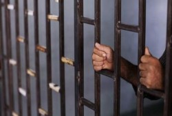 أهالي معتقلي العقرب والعزولي يعرضون شهادات موثقة لتعذيب ذويهم  .