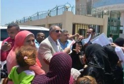 البحر الأحمر: الأهالي يحاصرون المحافظ ويجبرونه على النزول من السيارة