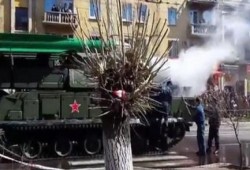 بالفيديو : نحس السيسي يصل روسيا ..حريق دبابة روسية خلال احتفالات عيد النصر