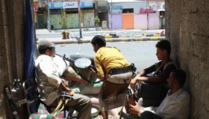 سقوط قذائف على جنوب السعودية واشتباكات عنيفة بتعز