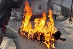 موظف يشعل النار في جسده بعد نقله من مقر عمله