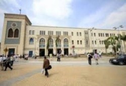 تكلفت 6 ملايين جنيه.. إزالة شاشة عرض أعلى محطة مصر بعد تركيبها بساعة