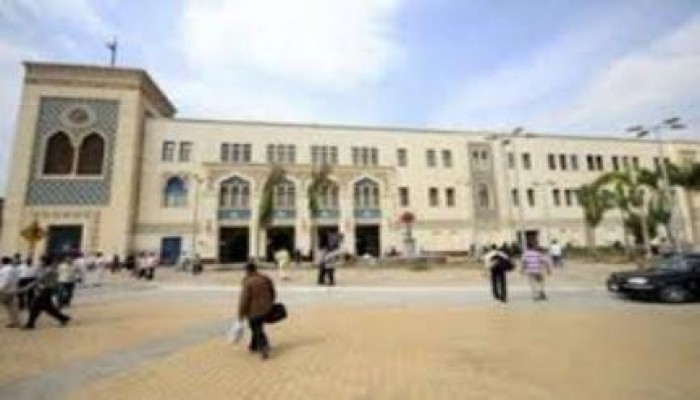 تكلفت 6 ملايين جنيه.. إزالة شاشة عرض أعلى محطة مصر بعد تركيبها بساعة