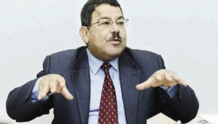 "سيف عبد الفتاح" يرد على الكاتب الأمنجي صاحب مقولة: "احنا شعب زبالة"