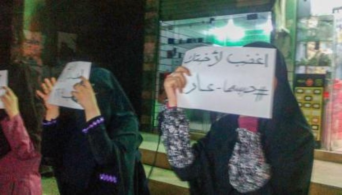 سلسلة بشرية وفراشة لثوار دمياط تنديدا بأحكام القضاء الظالمة