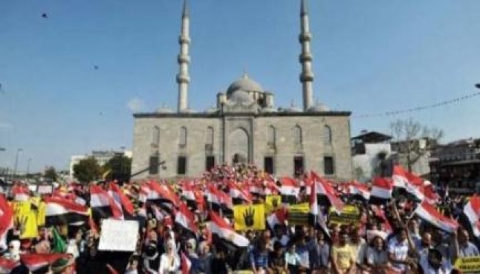 تظاهرة مؤيدة للرئيس مرسي وضد الحكم المسيس أمام السفارة المصرية في أنقرة