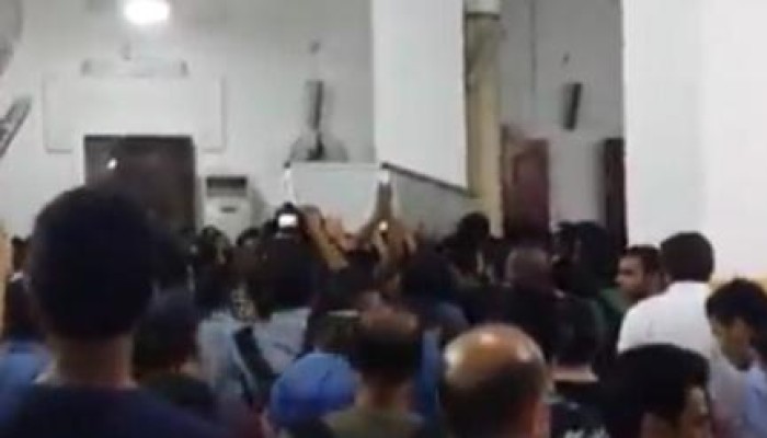 أصدقاء الشهيد أنس المهدي يزفونة بالسيارات إلى الجنة على طريقة الأفراح (فيديو)