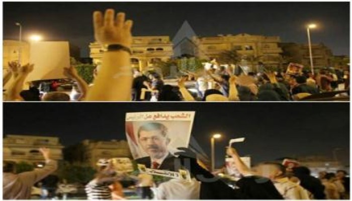 وقفة مفاجئة أمام منزل الرئيس مرسي تحيي صموده وشجاعته