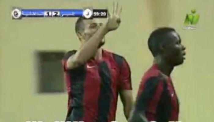 بالفيديو: لاعب فريق الداخلية يرفع شعار "رابعة" عقب احرازه هدف