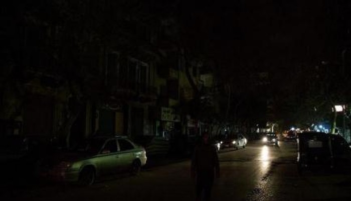 أهالي أسيوط يصفون الكهرباء في عهد الانقلاب بـ "الضيف المجنون"