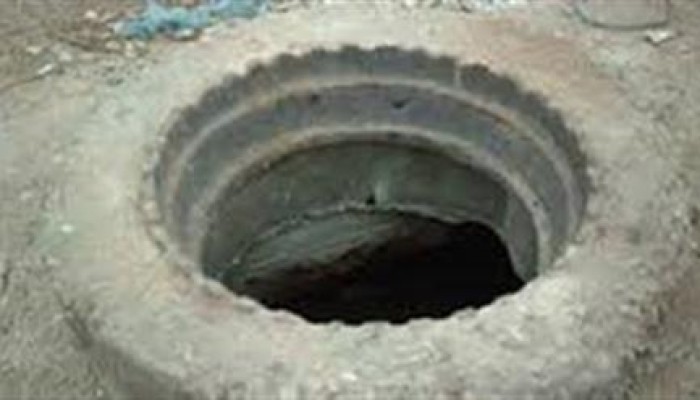 مصرع 3 جراء السقوط في بالوعات الصرف الصحي بينهم طفلة