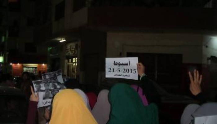 مسيرة بأسيوط تندد بأحكام الإعدام وتطالب برحيل السيسي رافعين لافتات "النصر والقصاص "