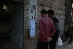 صافرات يدوية تحذر السكان من طيران النظام في حلب السورية