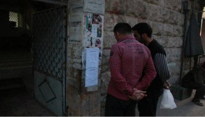 صافرات يدوية تحذر السكان من طيران النظام في حلب السورية