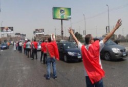 سلسلة بشرية على "الدائري" بمصر القديمة في جمعة (خد حقك)