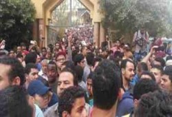 الأمن الإداري بهندسة عين شمس يمنع الطلاب من الدخول