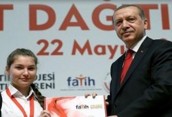 أردوغان يعلن توزيع 700 ألف حاسب لوحي على طلاب المدارس مجانا