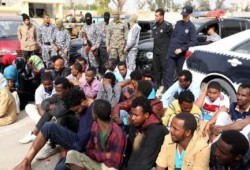 250 مصريا يستعدون للهجرة غير الشرعية لإيطاليا عن طريق الانقلابي "خليفة حفتر"