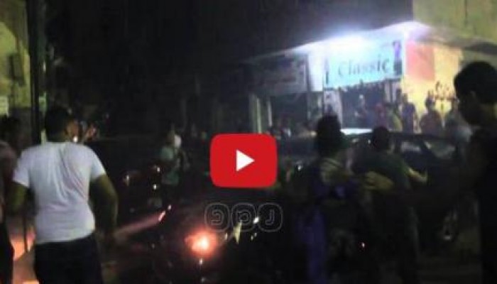 تحطيم سيارة ضابط  حاول دهس متظاهري المطرية (فيديو)