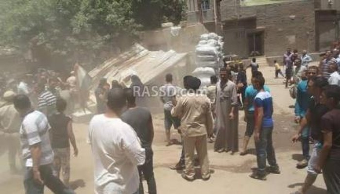 "الخازووق " بالصور.. شرطة الفيوم تهاجم الباعة الجائلين وتحطم واجهة محل جزارة