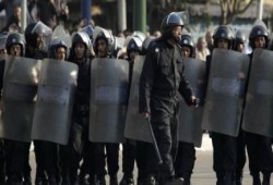 مجندو الأمن المركزي يقطعون طريق الفيوم بني سويف