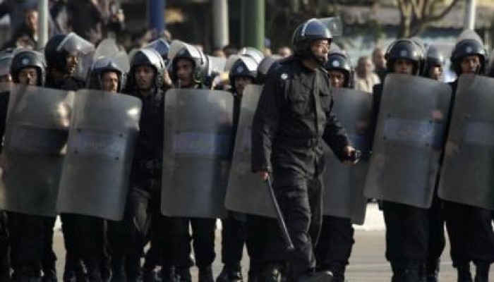 مجندو الأمن المركزي يقطعون طريق الفيوم بني سويف