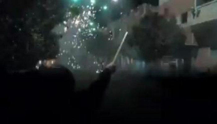 بالألعاب النارية .. شباب "الميمون" يتصدون لحملة أمنية