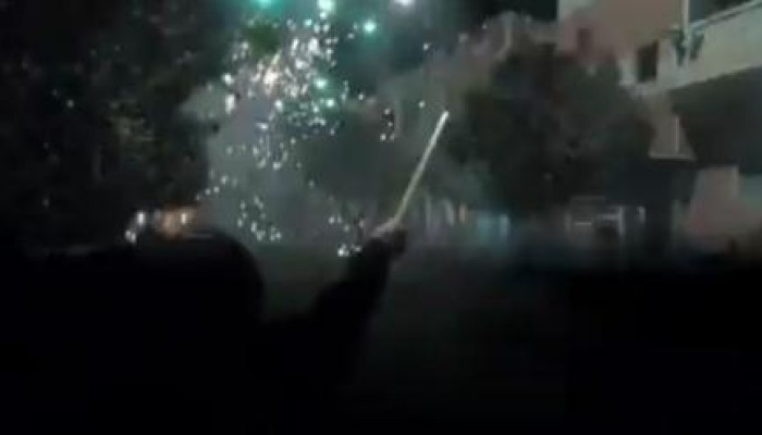 بالألعاب النارية .. شباب "الميمون" يتصدون لحملة أمنية