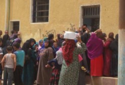 رشاوى جيش السيسي للمواطنين:  توزيع زيت وسكر على قرى بني سويف