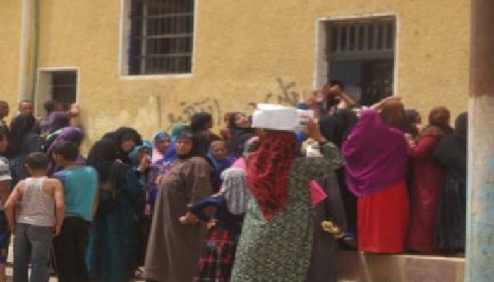 رشاوى جيش السيسي للمواطنين:  توزيع زيت وسكر على قرى بني سويف