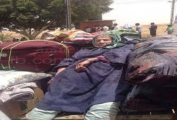 بالصور جرائم الانقلاب مستمره .. وفاة سيدة مسنه على معبر رفح بسبب اغلاق الانقلاب له !