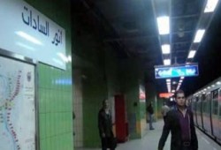 فشل الانقلاب مستمر .. بالفيديو.. لحظة سقوط طفل من الكبينة الخلفية للمترو بمحطة السادات