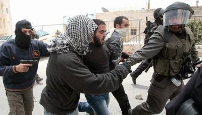 قوات الاحتلال الصهيوني تعتقل شابين شمال شرق القدس
