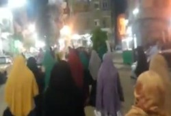 بلطجية يعتدون على مسيرة بأسيوط ويصيبون إحدى المتظاهرات