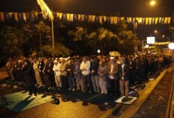 عشرات الأتراك يصلون الفجر أمام السفارة الإسرائيلية بأنقرة