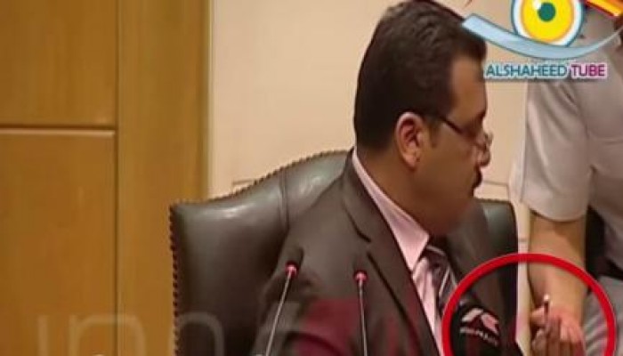 بعهد العسكر.. فيديو.. ضابط شرطة يعطي سيجارة للقاضي أثناء نظر إحدى القضايا