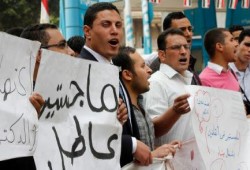 الانقلاب يرفض تعيين أوائل الخريجين لأن معظمهم "تيار إسلامي"!!