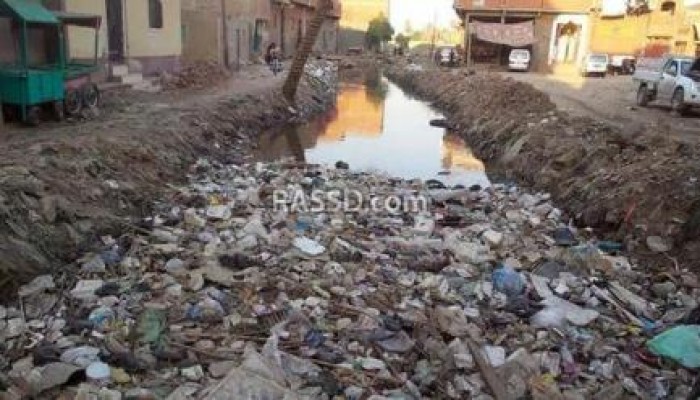 الأمراض تطارد أهالي ابشواي بالفيوم والترع تتحول إلى مكبات قمامة