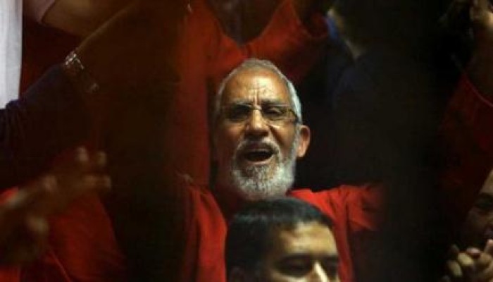 مرتدًّيا بدلة الإعدام.. " المرشد " يوزع حلوى داخل المحكمة ­