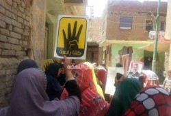 ثائرات ناهيا يهتفن: "أوعى يا قاضى يغرك سلطة.. عند المولى لا جيش ولا شرطة"