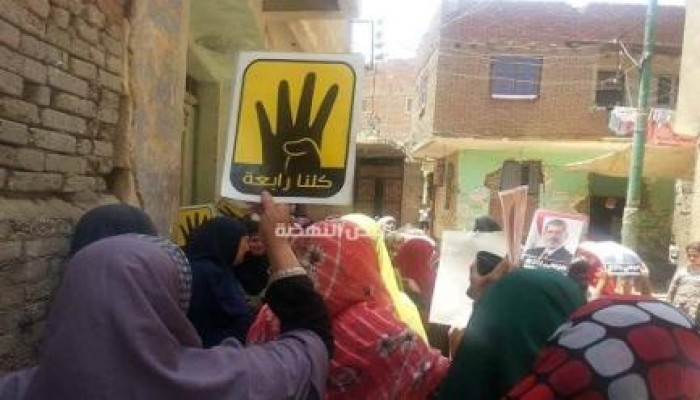 ثائرات ناهيا يهتفن: "أوعى يا قاضى يغرك سلطة.. عند المولى لا جيش ولا شرطة"