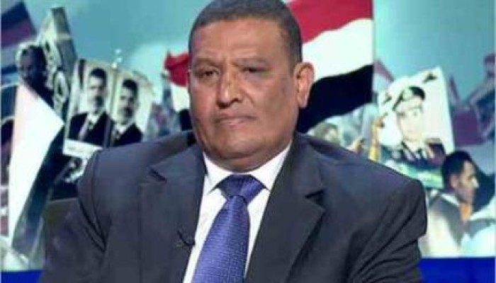 عزوز ساخرًا: المستشار الألماني السابق دخل العناية المركزة.. نحس السيسي وفرقته