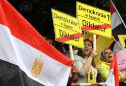 الخائن يدخل الفندق من الباب الخلفي خوفا من المتظاهرين