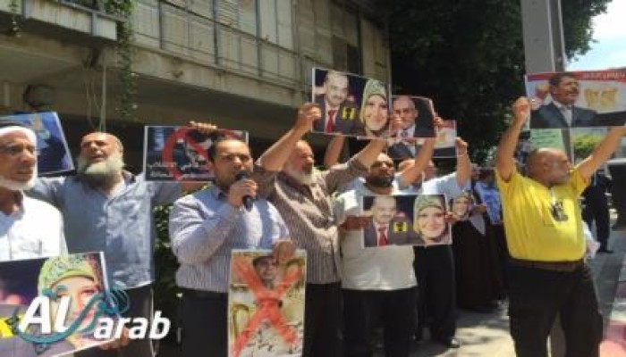الحركة الإسلامية تتظاهر أمام سفارة الانقلاب بتل أبيب تضامنا مع الرئيس مرسي