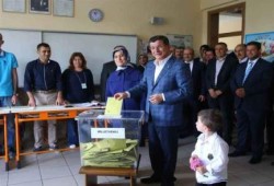 داود أوغلو يدلي بصوته في الانتخابات التركية
