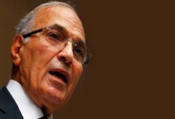 بالفيديو .. "شفيق" يهدد " السيسي " :  خلوني ساكت و"ملموم"