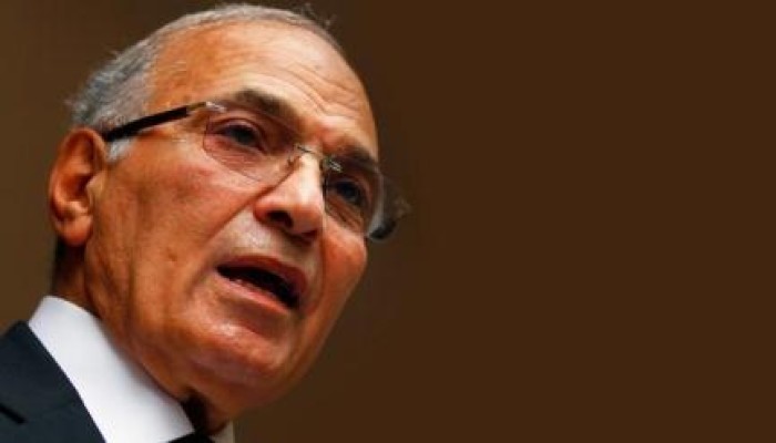 بالفيديو .. "شفيق" يهدد " السيسي " :  خلوني ساكت و"ملموم"