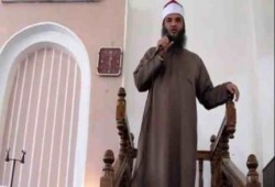 بالفيديو.. وصلة نفاق أزهري للسيسي على المنبر.. ونشطاء: خطيب بدرجة مخبر